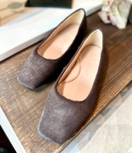 Load image into Gallery viewer, Philly Cowhide Flats