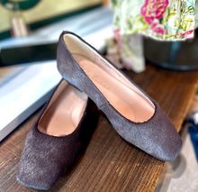 Load image into Gallery viewer, Philly Cowhide Flats