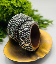 Load image into Gallery viewer, Tuft Wooden Bangles