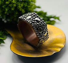 Load image into Gallery viewer, Tuft Wooden Bangles