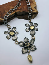 Load image into Gallery viewer, Toss Flowers Necklace
