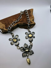 Load image into Gallery viewer, Toss Flowers Necklace
