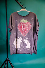 Load image into Gallery viewer, Discotheque Fraises T
