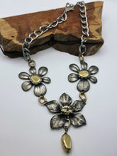 Load image into Gallery viewer, Toss Flowers Necklace
