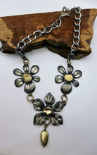 Load image into Gallery viewer, Toss Flowers Necklace
