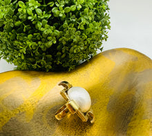 Load image into Gallery viewer, Gated Pearl Ring
