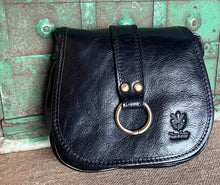 Load image into Gallery viewer, Horseshoe Purse (Black)
