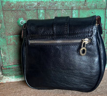 Load image into Gallery viewer, Horseshoe Purse (Black)
