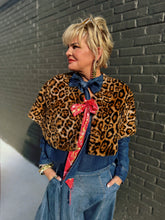 Load image into Gallery viewer, Fiona Reversible Fur Cape in Leopard
