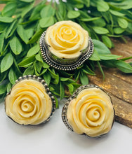 Load image into Gallery viewer, Roses are White Ring
