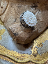 Load image into Gallery viewer, Perky Flower Ring
