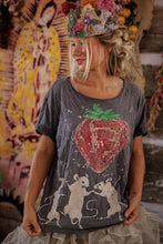 Load image into Gallery viewer, Discotheque Fraises T
